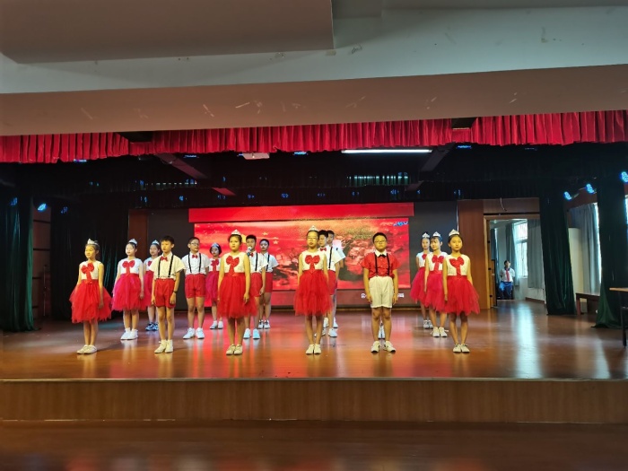 ��������С���С�����ʢ�䣬����Ľ��ա���ף�й�����������100����ϵ������֮��ɫ�����ж�����