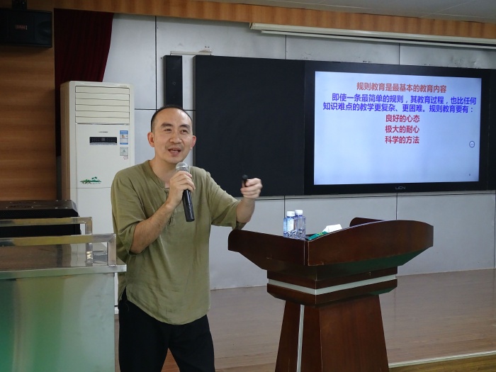 ����ΪȺ�ڰ�ʵ�¡��������ڶ�Сѧ����ר�ҿ�չ��ɫ�ཨ����ѵ����