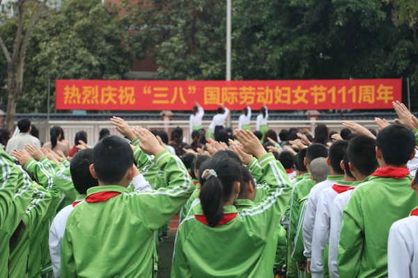 ����԰Сѧ������ף�����ˡ����ʸ�Ů�ڻ