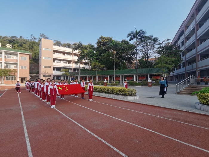 ��������һСѧ����ѧ�ڹ���ո�����룬ͬ�ܶ���������У��