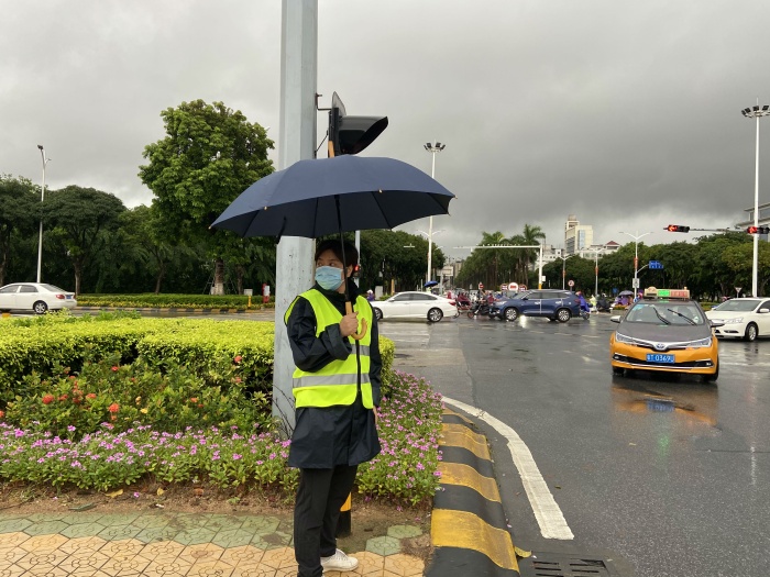 ��������һСѧ������ΪȺ�ڰ�ʵ�¡�վ��ִ�� ��������