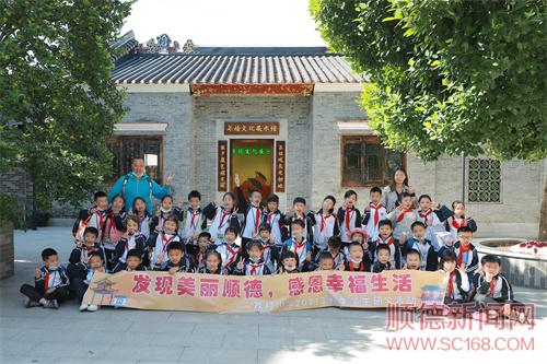 �ڰ����ã��۽�˳����ɫ�Ļ���ѧ