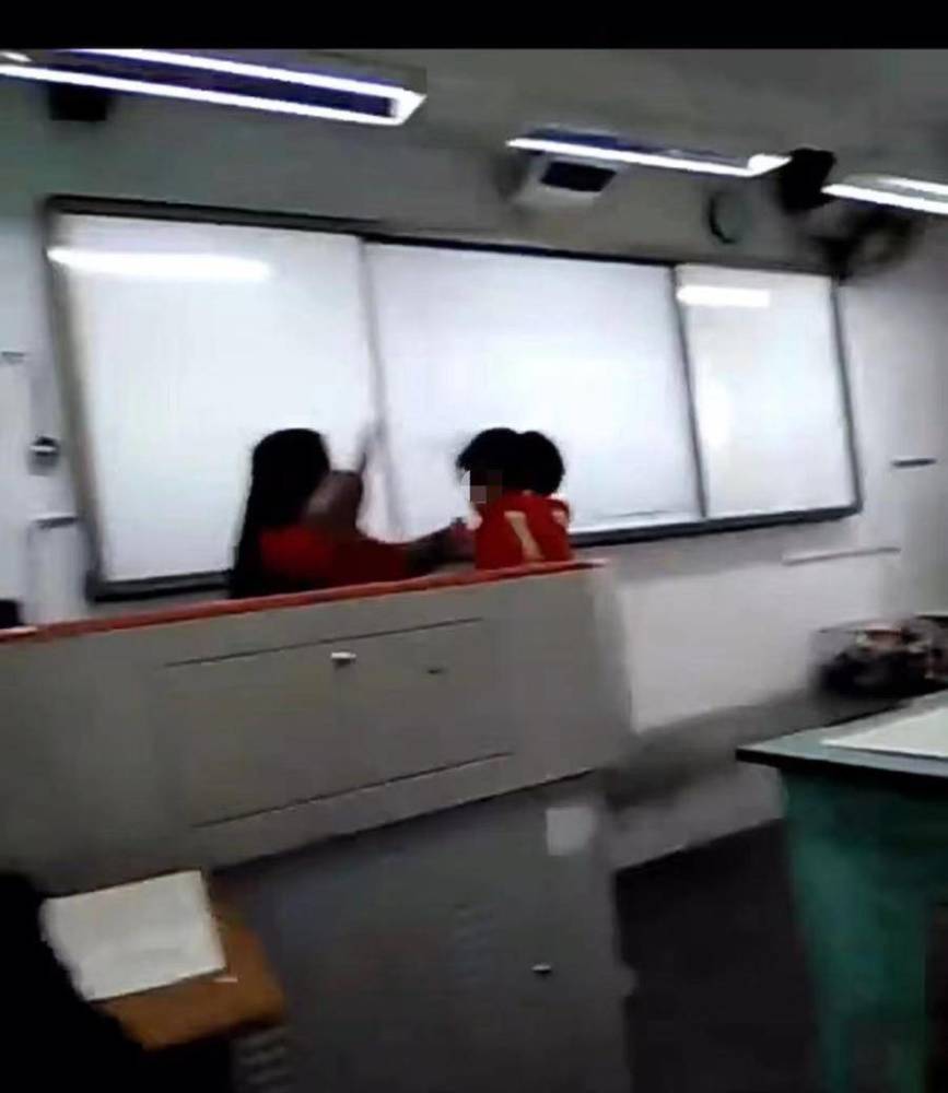 ���ɶ�һСѧ�������ⱻ��ʦ�ȶ��⡱����������ʦ��ҳ���Ǹ