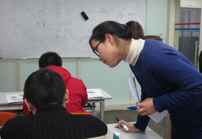 ��ѵ�������޺󣬽�ʦ�ֿ����ˡ��²�·�����ҳ��Թ԰�Ǯ����