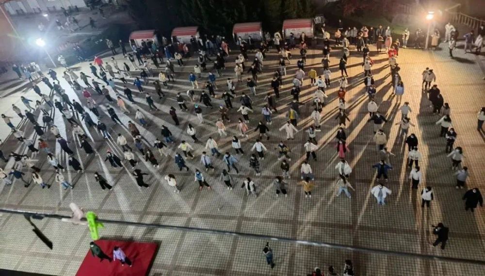 ��������У԰��� ʦ�������㳡����߽���������