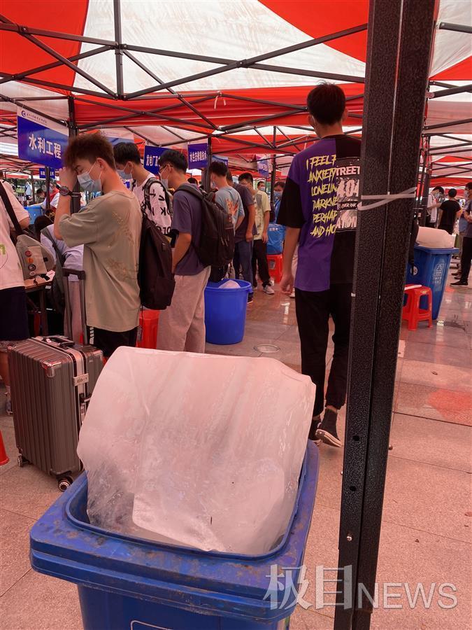 �人һ����ѧ����14��С���ˣ���Ķ���1��9