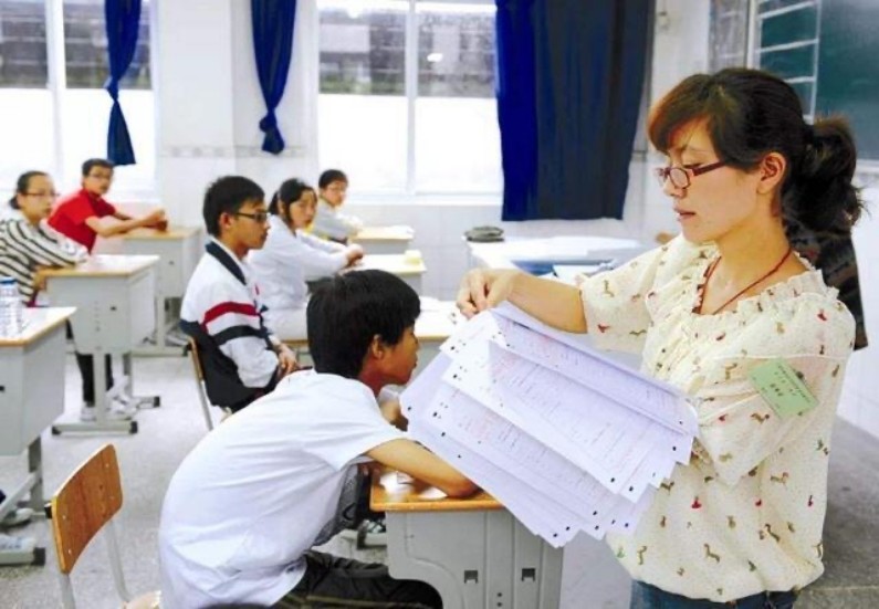 �߿������󣬼࿼��ʦΪ��Ҫ�ղݸ�ֽ���¹�ѧ���ɼ���������