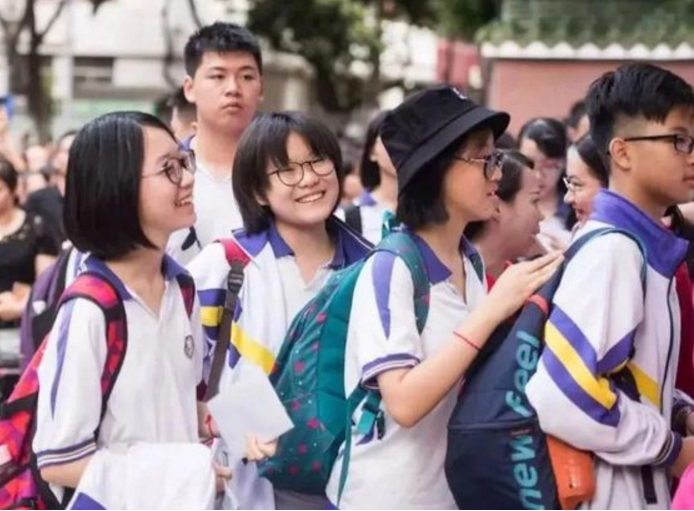 �߿��С�ȡ����һ��ѧ��ͶƱ��Ӣ��λ�е�2������һ��Ҳ������