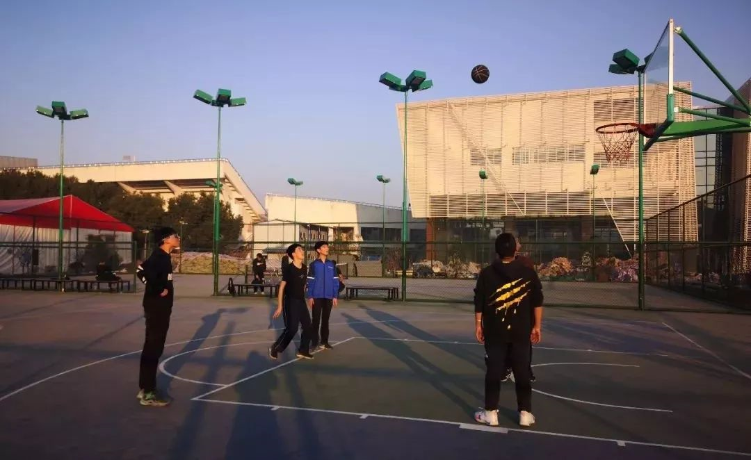 9�����������ĳ���ѧУ����������ȫ������Ὺ�š�