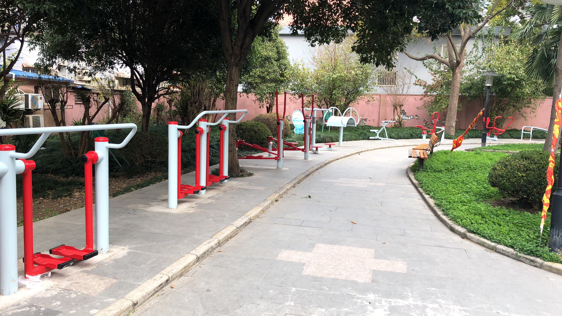 ������ί������