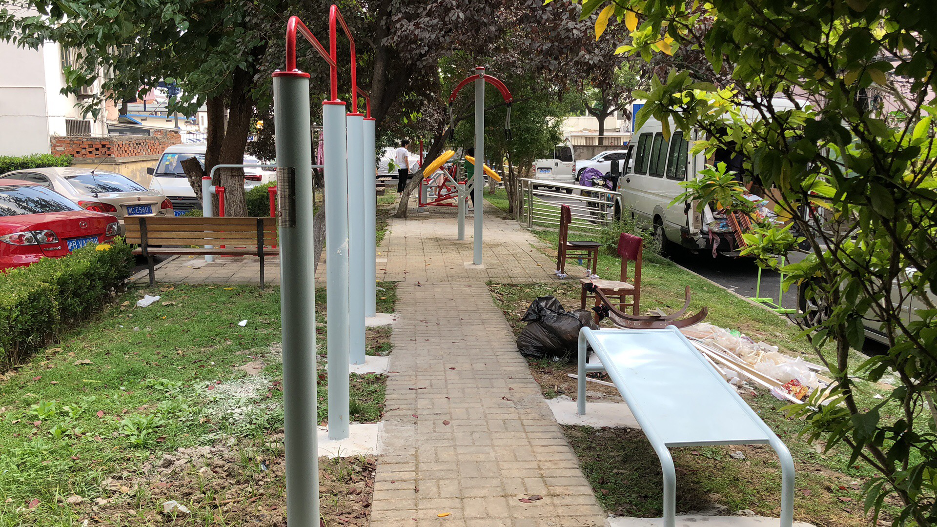 ������ί������