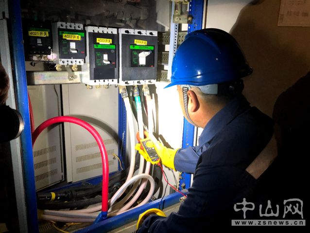 ��ɽ���ʹ���־���ά��ԱҹѲ����豸�������� ��.jpg